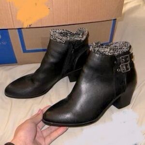 Size 11 in Women. About 3 inch heel.